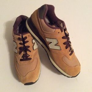 New Balance suede kids size 3. Great color combo.